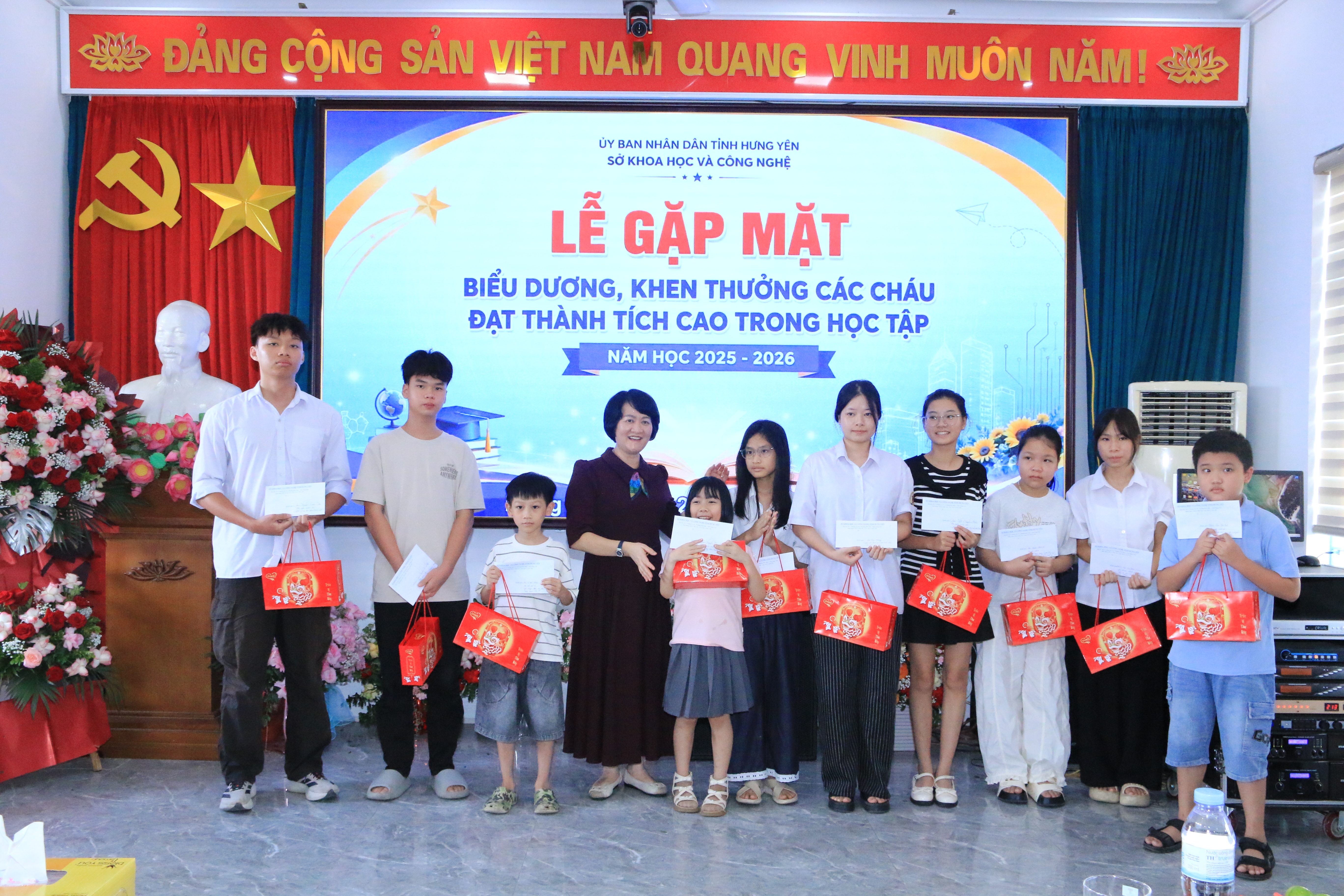 Gặp mặt, biểu dương học sinh đạt thành tích cao năm học 2025 - 2026