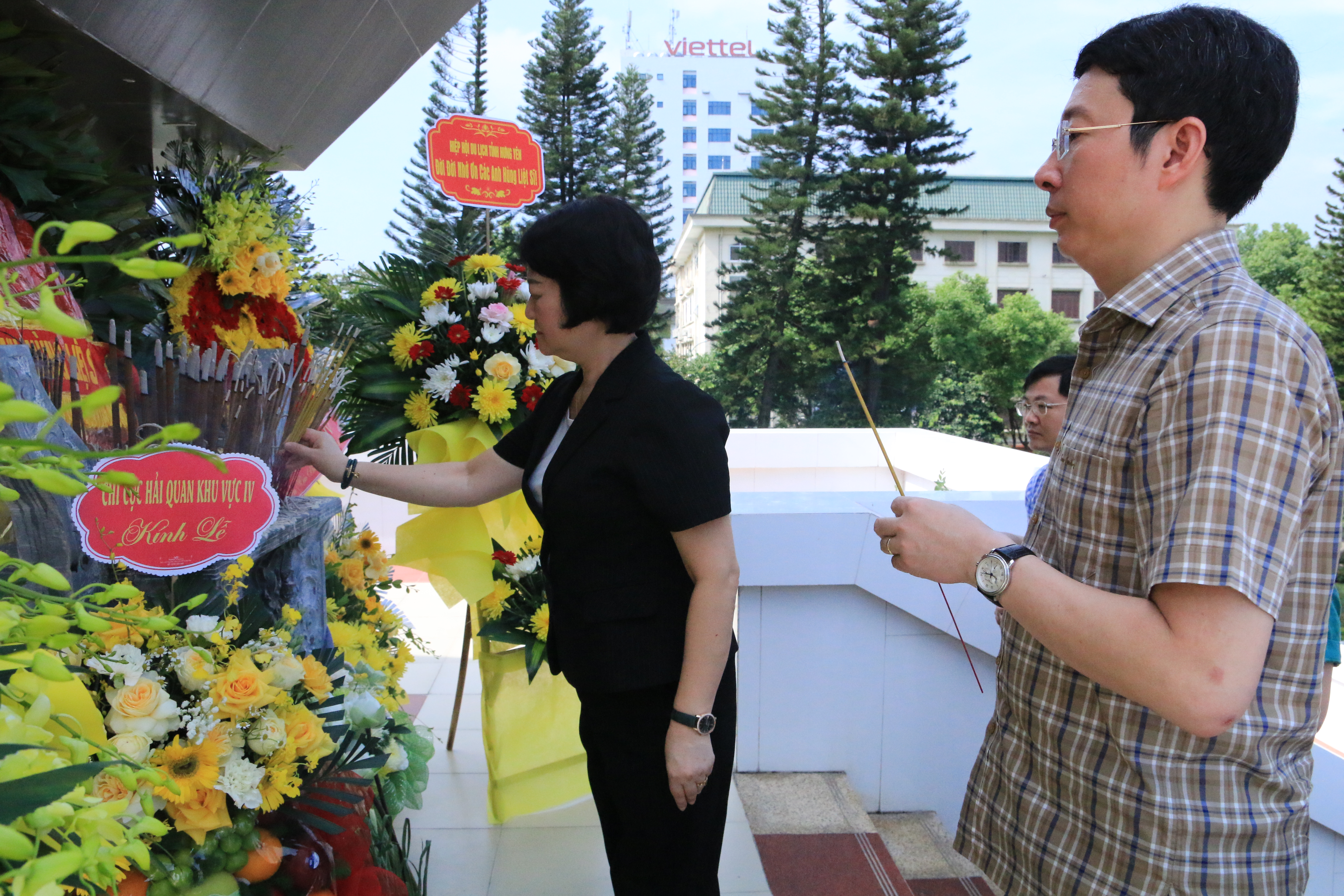Lãnh đạo Sở Khoa học và Công nghệ dâng hương tưởng niệm các Anh hùng Liệt sĩ nhân kỷ niệm 79 năm Ngày Thương binh - Liệt sĩ