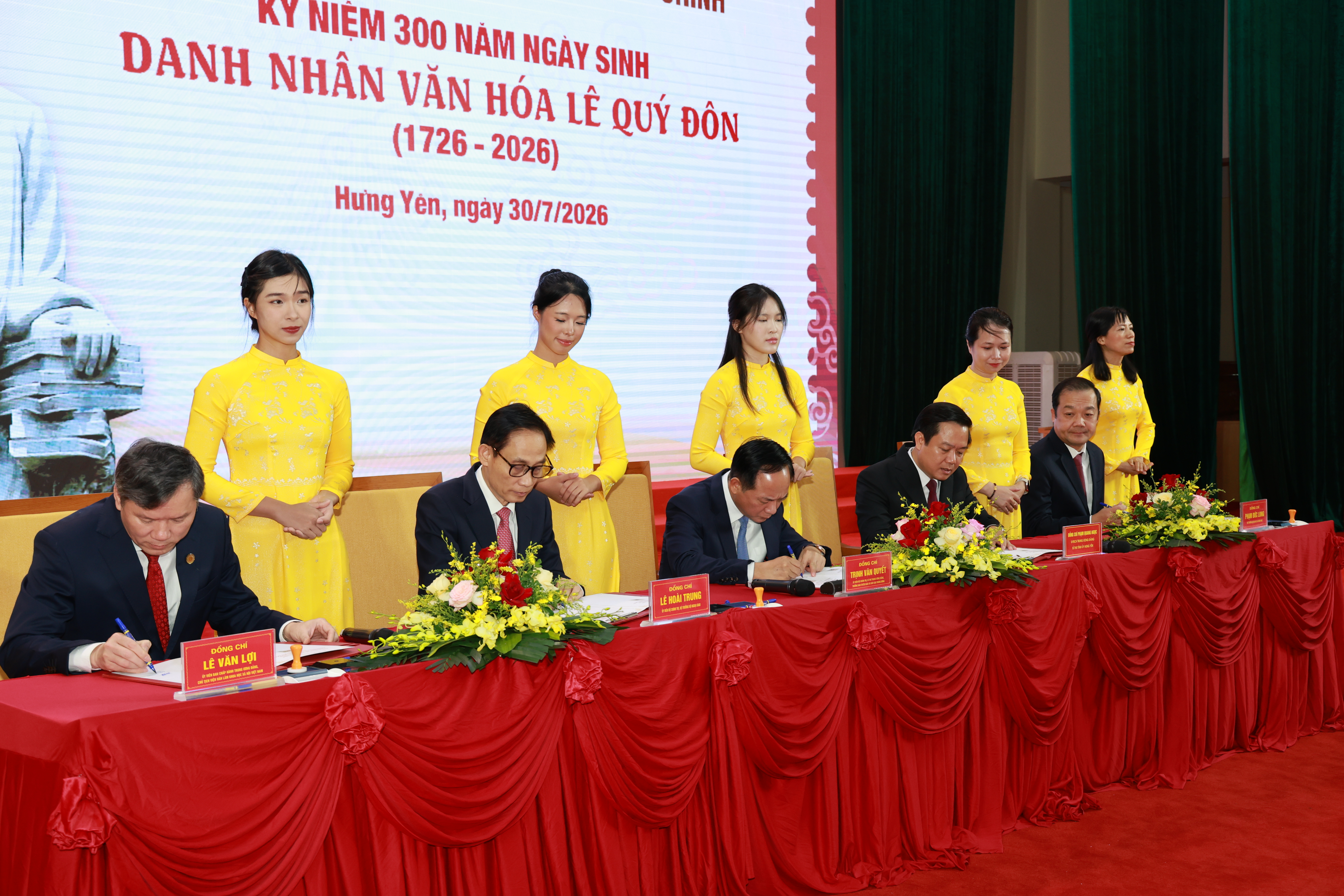 Bộ Khoa học và Công nghệ phối hợp phát hành đặc biệt bộ tem bưu chính kỷ niệm 300 năm Ngày sinh Danh nhân văn hóa Lê Quý Đôn