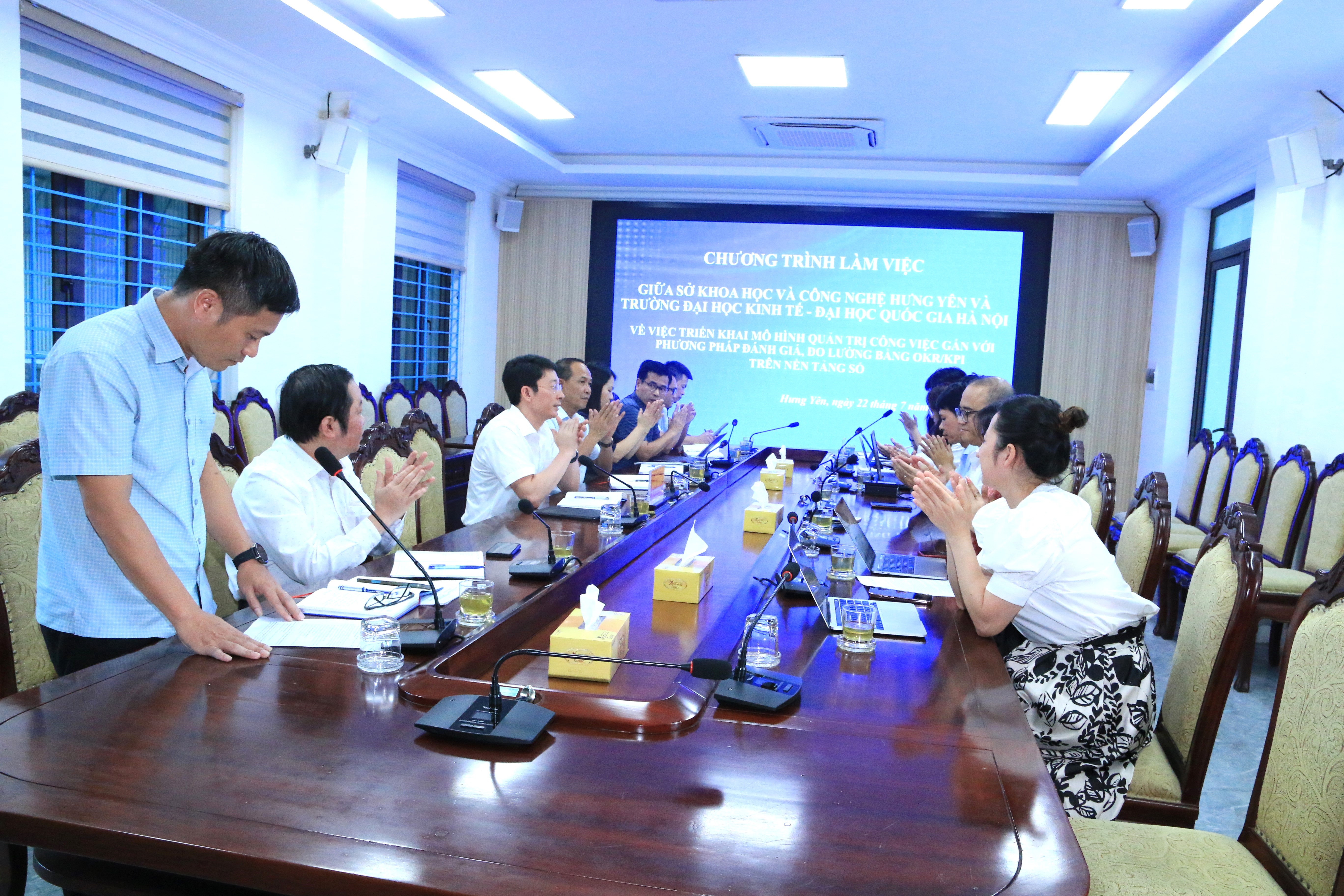 Sở Khoa học và Công nghệ làm việc với Trường Đại học Kinh tế về chuyển giao ứng dụng đánh giá cán bộ