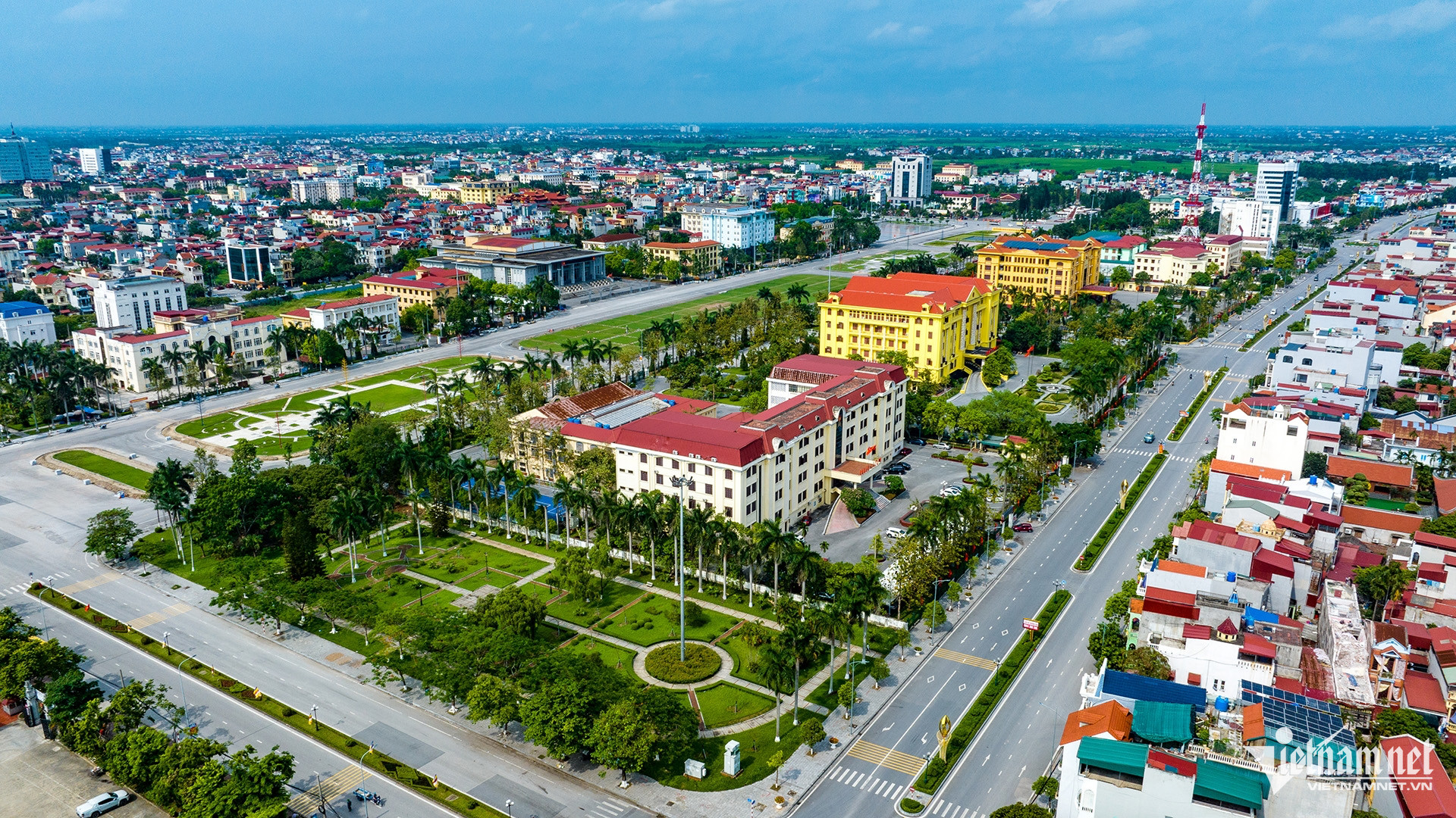 Cán bộ công chức xuất trình Thẻ công chức hoặc giấy xác nhận của cơ quan, đơn vị khi di chuyển ra vào khu vực trung tâm thành phố Hưng Yên từ ngày 28 đến 30/5/2025