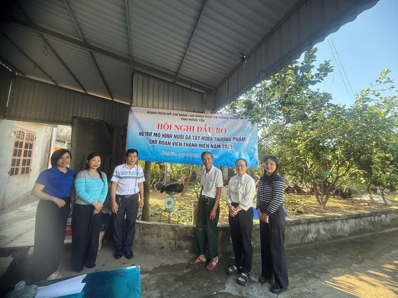 Hội nghị đầu bờ: Tham quan và tổng kết mô hình nuôi Gà Tây Huba thương phẩm tại Hưng Yên