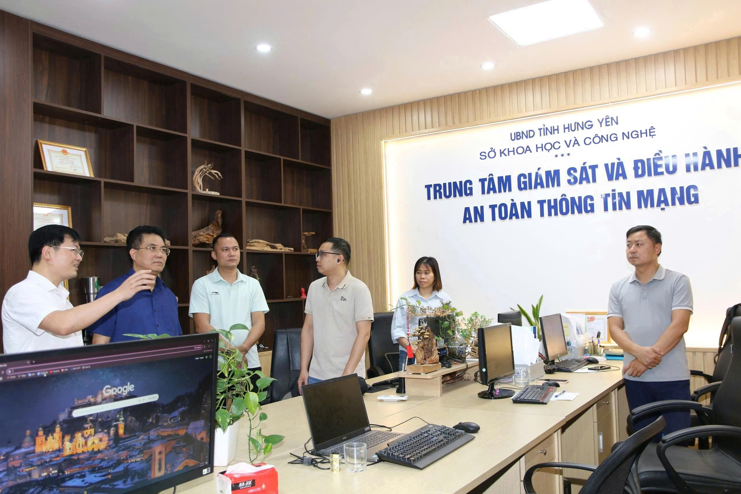 Phó Chủ tịch UBND tỉnh Lê Quang Hòa thăm và làm việc tại Trung tâm Đổi mới sáng tạo và Chuyển đổi số