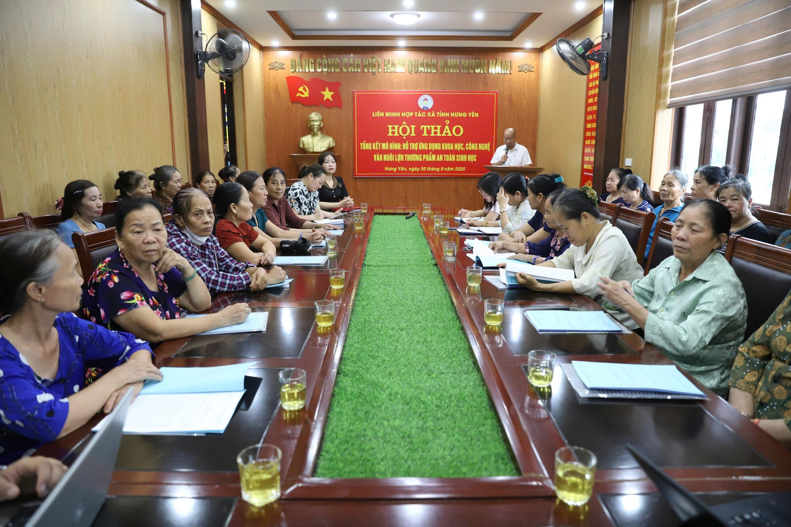 Hưng Yên tổng kết mô hình hỗ trợ ứng dụng tiến bộ khoa học và công nghệ vào nuôi lợn thương phẩm an toàn sinh học