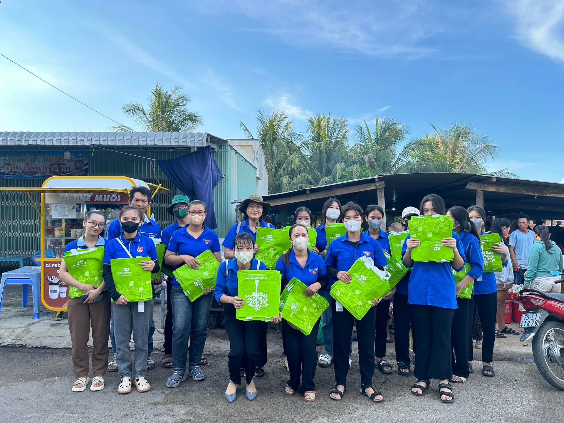Mua sắm không túi nilon, chuyện nhỏ mà lớn