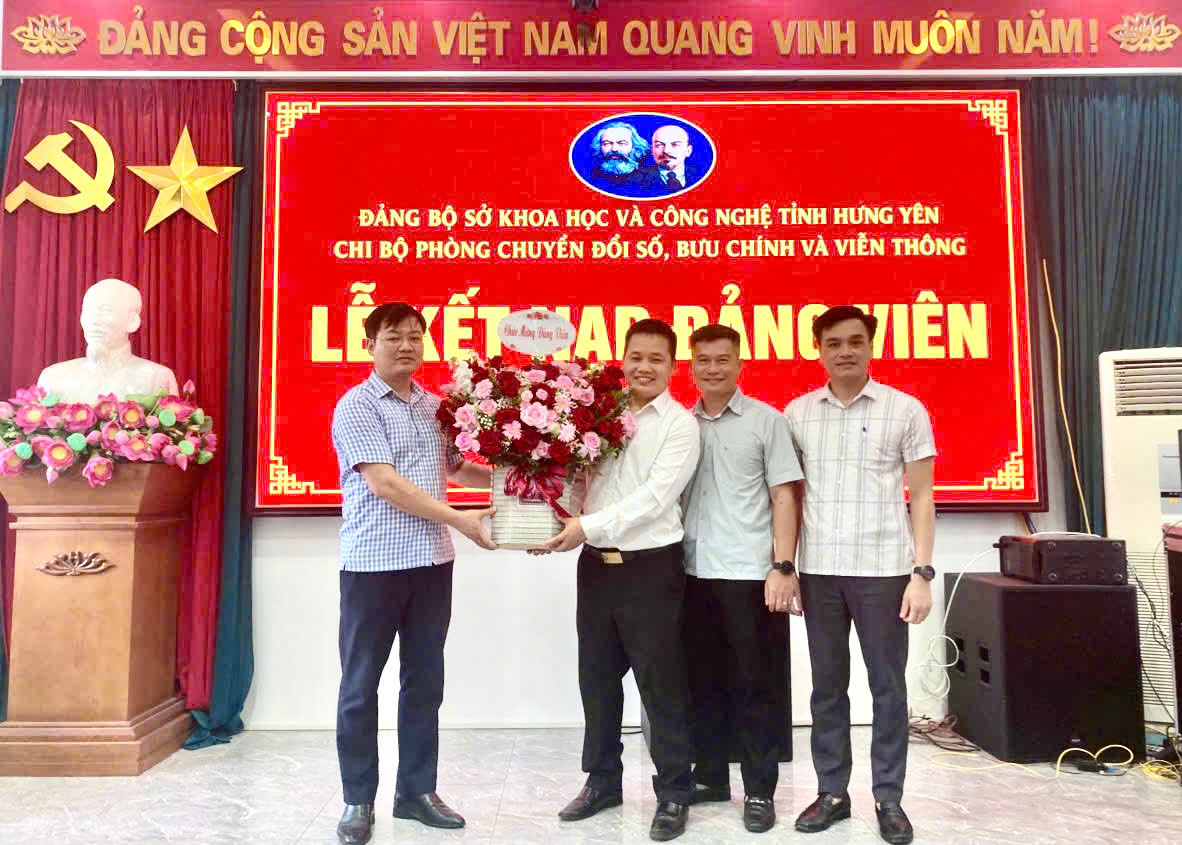 Chi bộ Phòng Chuyển đổi số, Bưu chính và Viễn thông tổ chức Lễ kết nạp đảng viên mới