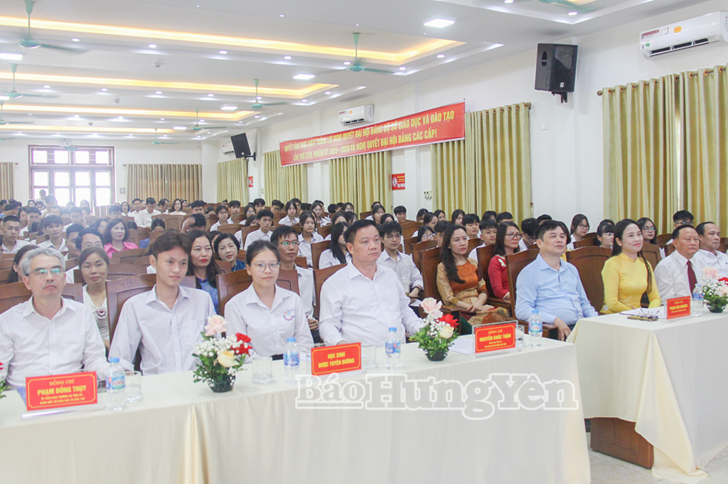 Tuyên dương hai học sinh đạt thủ khoa khối A00 toàn quốc