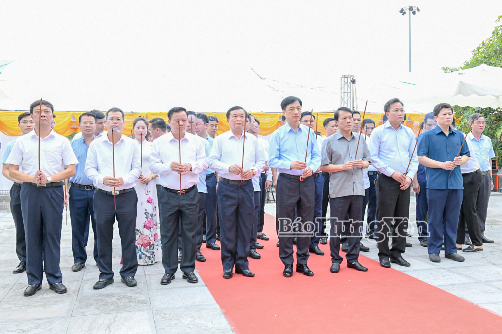 Đoàn đại biểu lãnh đạo Trung ương, lãnh đạo tỉnh dâng hương, dâng hoa các anh hùng liệt sĩ và tặng quà gia đình bệnh binh