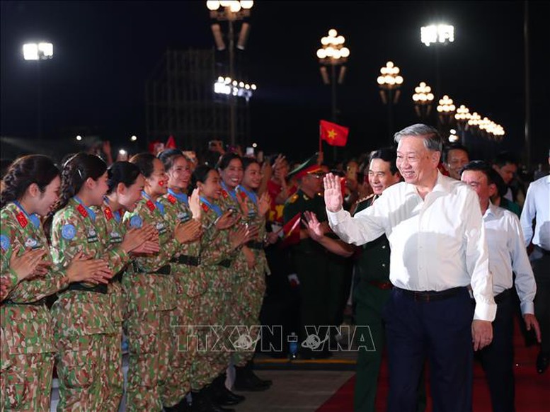 'Dưới cờ vinh quang': Kết nối quá khứ, hiện tại, tương lai trong xúc cảm và tự hào