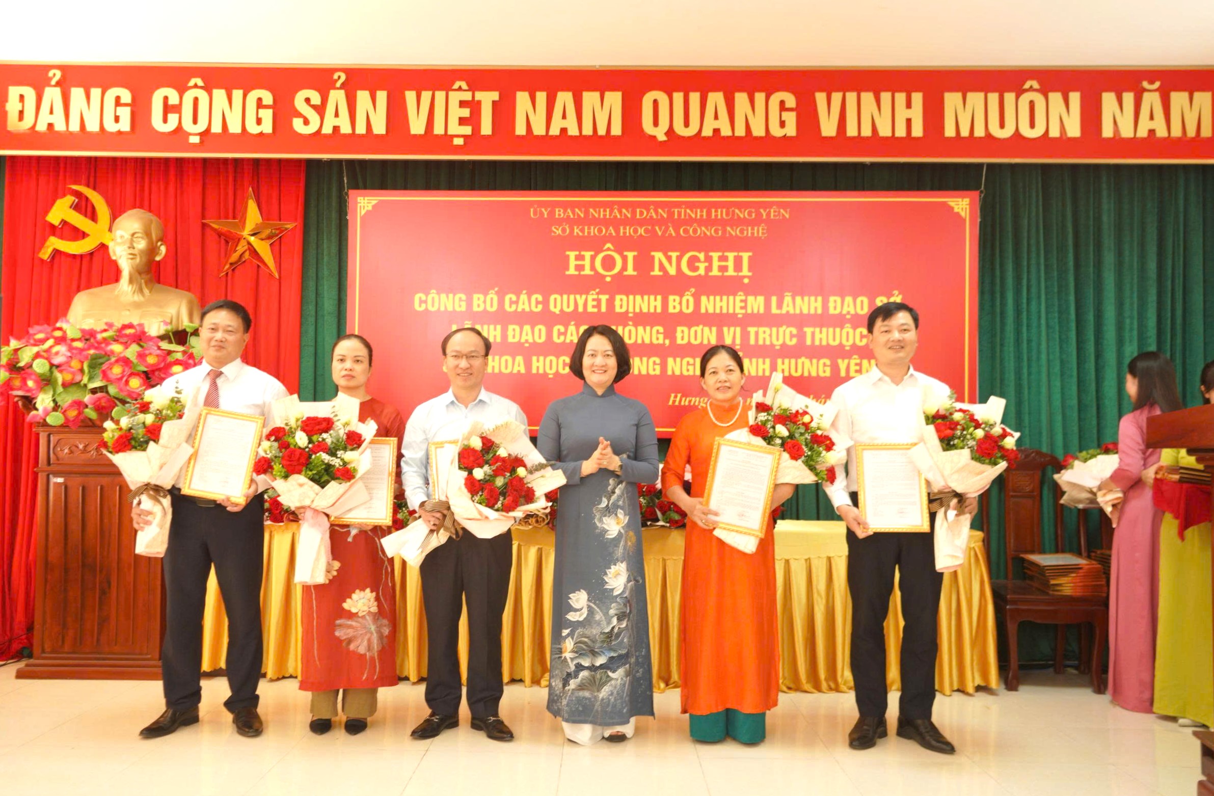 HỘI NGHỊ CÔNG BỐ CÁC QUYẾT ĐỊNH BỔ NHIỆM LÃNH ĐẠO SỞ, CÁC PHÒNG, ĐƠN VỊ THUỘC SỞ KHOA HỌC VÀ CÔNG NGHỆ HƯNG YÊN