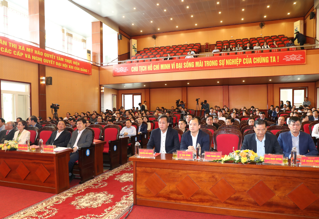 Các đại biểu dự hội nghị tại điểm cầu Trung tâm Văn hóa và Truyền thanh thị xã Mỹ Hào