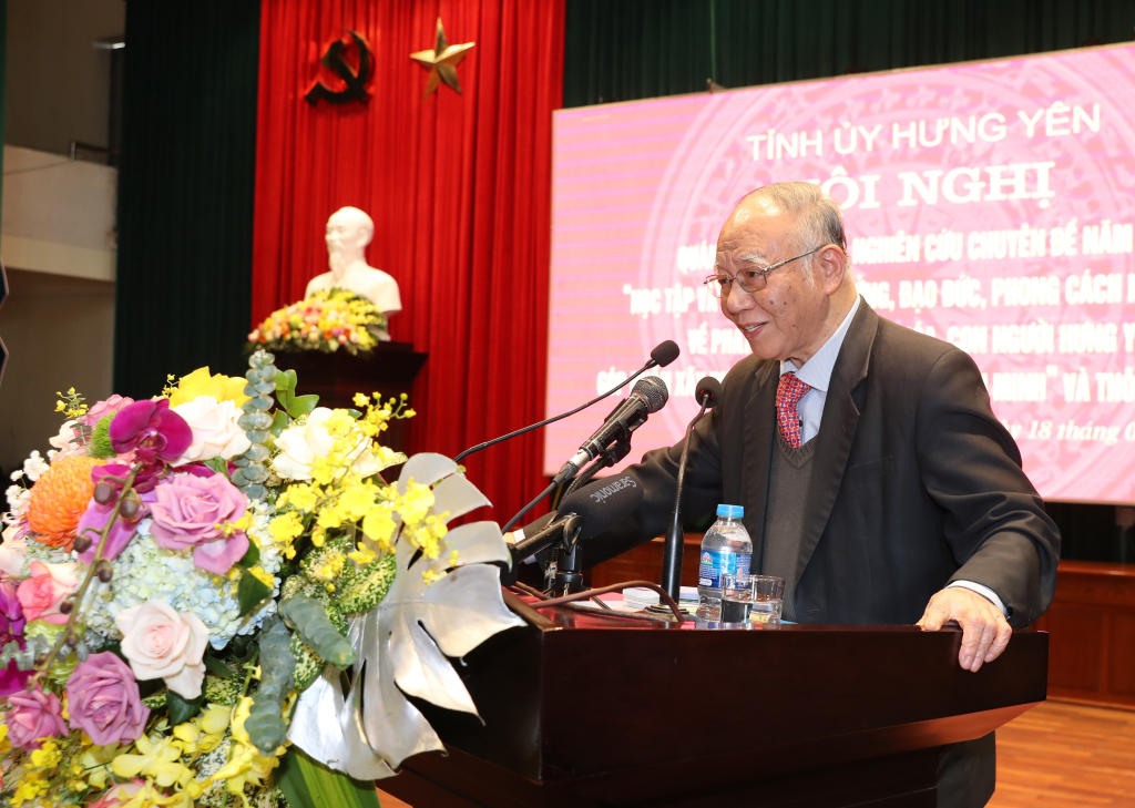 Giáo sư, Tiến sĩ Hoàng Chí Bảo, Chuyên gia cao cấp, nguyên Ủy viên Hội đồng lý luận Trung ương giới thiệu nội dung cốt lõi Chuyên đề năm 2024