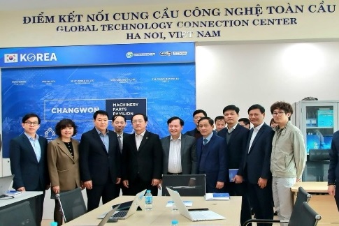 Bộ trưởng Huỳnh Thành Đạt thăm hoạt động Điểm kết nối cung cầu công nghệ toàn cầu